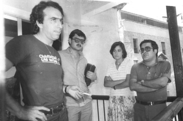 El cantante en el balcón de su casa con Jose Vicente Ávila, Fernando Saiz y Encarni Quejido. El cantante en el balcón de su casa con Jose Vicente Ávila, Fernando Saiz y Encarni Quejido.