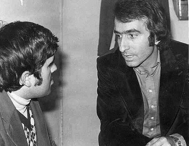 José Vicente Ávila entrevistando a Perales en 1975 en el Teatro Cine Xúcar de Cuenca. José Vicente Ávila entrevistando a Perales en 1975 en el Teatro Cine Xúcar de Cuenca.