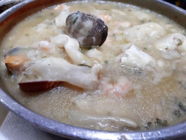 Cazuela de cocochas de bacalao con almejas y gambas Cazuela de cocochas de bacalao con almejas y gambas