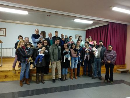 Foto de familia de los nuevos casetrillenses con sus familias y parte de la corporación local Foto de familia de los nuevos casetrillenses con sus familias y parte de la corporación local