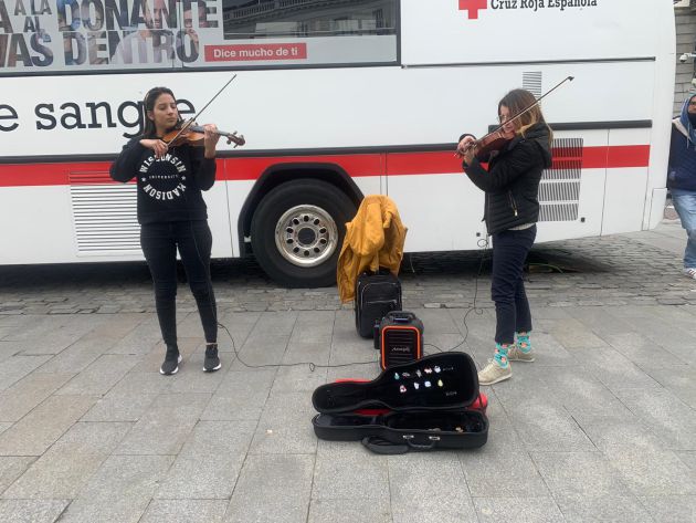 Carmen y María forman Team DuoDeno y tocan el violín en la Puerta del Sol Carmen y María forman Team DuoDeno y tocan el violín en la Puerta del Sol