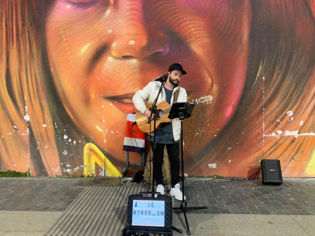Mynor, cantante y guitarrista callejero Mynor, cantante y guitarrista callejero