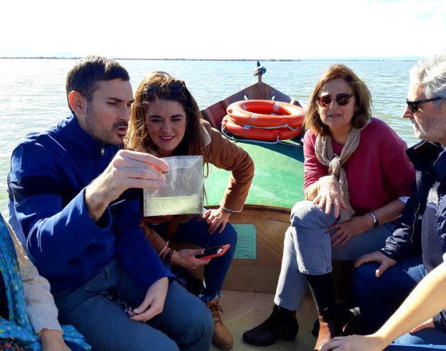 La consellera Mireia Mollá y el vicealcalde Sergi Campillo observan "Daphnias, o pulga de agua, que filtran las aguas para dejarla transparente La consellera Mireia Mollá y el vicealcalde Sergi Campillo observan "Daphnias, o pulga de agua, que filtran las aguas para dejarla transparente