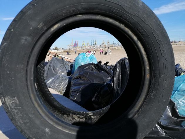 Restos de basura recogidos en la playa de Pinedo Restos de basura recogidos en la playa de Pinedo