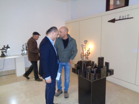 Viejas piezas de acero sirven para construir una maqueta de una ciudad de rascacielos Viejas piezas de acero sirven para construir una maqueta de una ciudad de rascacielos
