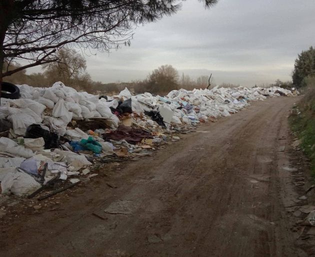 Cauce del río rodeado de basura Cauce del río rodeado de basura