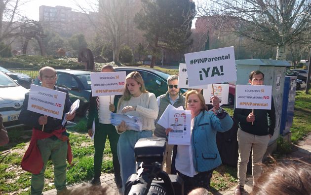 Los representantes de HazteOir con sus carteles Los representantes de HazteOir con sus carteles