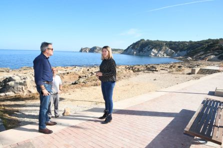 El alcalde José Chulvi y la concejala de Servicios, Kika Mata supervisando los trabajos. El alcalde José Chulvi y la concejala de Servicios, Kika Mata supervisando los trabajos.