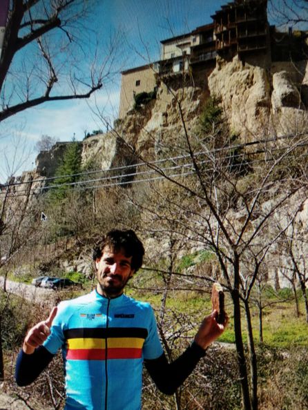 José Juan Luque mostrando la palmera de chocolate que será su único alimento durante 90 km entre Cuenca y Teruel José Juan Luque mostrando la palmera de chocolate que será su único alimento durante 90 km entre Cuenca y Teruel