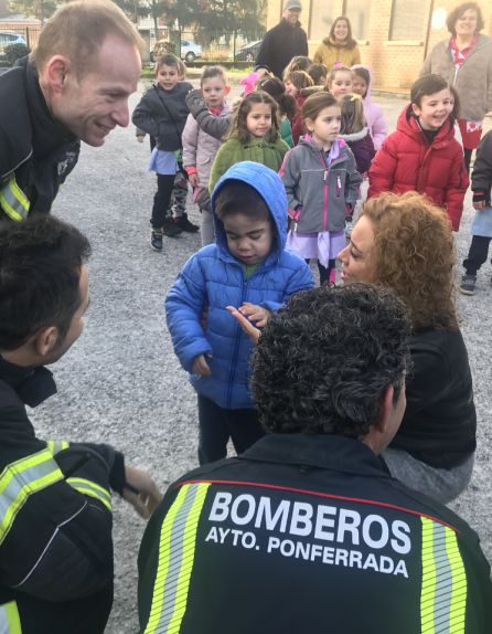 La profesora Primitiva Expósito acerca a los niños a conocer a los bomberos La profesora Primitiva Expósito acerca a los niños a conocer a los bomberos