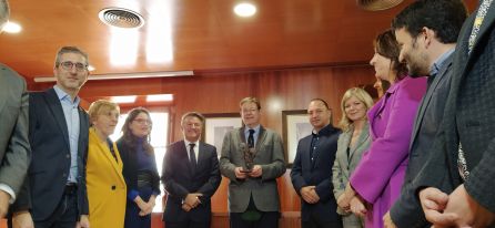 Escultura con la que el Ayuntamiento de Xàbia ha obsequiado al pleno del Consell. Escultura con la que el Ayuntamiento de Xàbia ha obsequiado al pleno del Consell.
