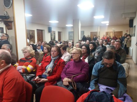 Aspecto que presentaba el Salon de Actos del Centro Parroquial del Santo Cristo en la presentación Aspecto que presentaba el Salon de Actos del Centro Parroquial del Santo Cristo en la presentación