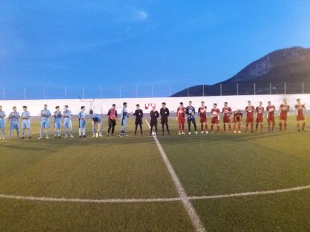 Saludo inicial entre jugadores de ambos equipos, Jódar y Orcera, y trio arbitral Saludo inicial entre jugadores de ambos equipos, Jódar y Orcera, y trio arbitral