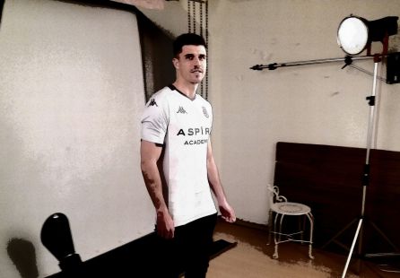 Hernández posa con su nueva camiseta Hernández posa con su nueva camiseta