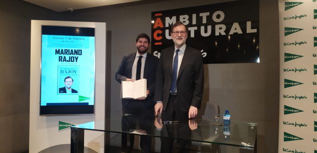 Mariano Rajoy ha dedicado un ejemplar de su libro al presidente murciano Fernando López Miras Mariano Rajoy ha dedicado un ejemplar de su libro al presidente murciano Fernando López Miras