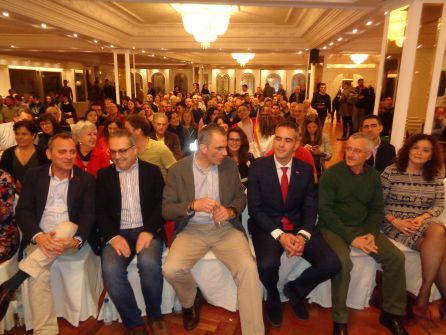 El secreterio genearl de Vox (en el centro), acompañado del presidente provincial (a su derecha) y el concejal arandino Sergio Chagartuegui y José Ortega Lara (a su izquierda) El secreterio genearl de Vox (en el centro), acompañado del presidente provincial (a su derecha) y el concejal arandino Sergio Chagartuegui y José Ortega Lara (a su izquierda)