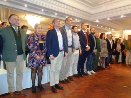 El acto concluyó con el público en pie escuchando una versión reducida del himno nacional El acto concluyó con el público en pie escuchando una versión reducida del himno nacional