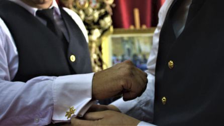 Camisa de doble puño de color blanca, los gemelos con la Cruz de San Juan y la corbata de color negro azabache Camisa de doble puño de color blanca, los gemelos con la Cruz de San Juan y la corbata de color negro azabache