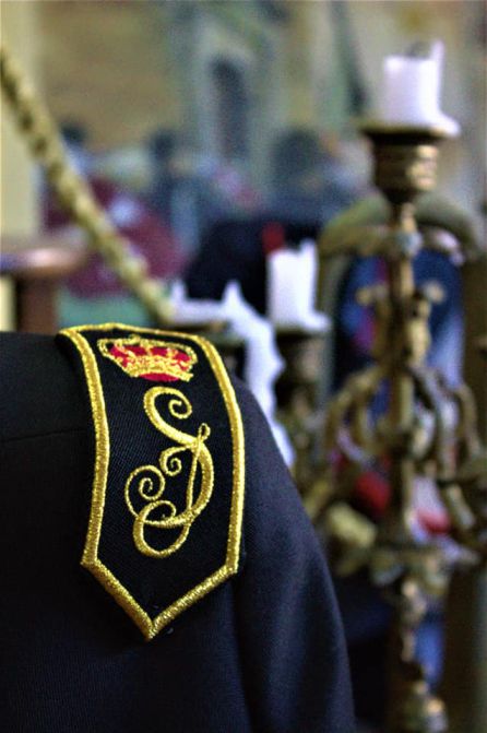 Juego de hombreras bordadas en oro donde se elimina el escudo de la corporación por las siglas ‘S.J.’ entrelazadas y con la corona real Juego de hombreras bordadas en oro donde se elimina el escudo de la corporación por las siglas ‘S.J.’ entrelazadas y con la corona real