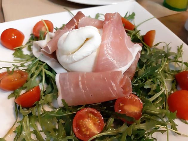 Burrata con rúcula, tomates cherry y jamón curado Burrata con rúcula, tomates cherry y jamón curado