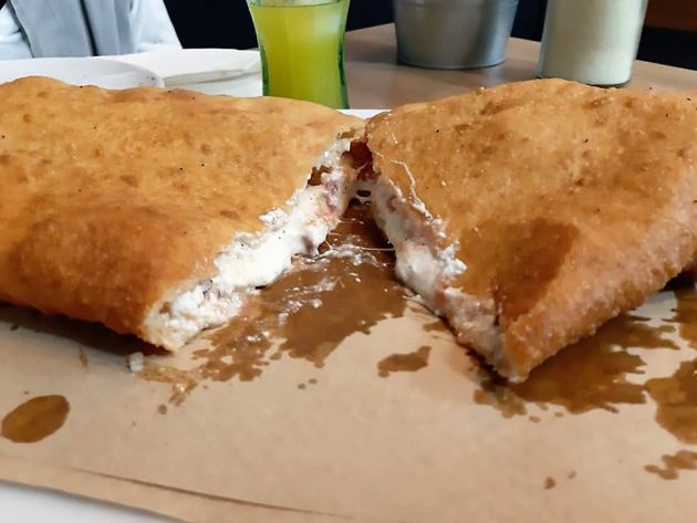 Pizza frita partida por la mitad Pizza frita partida por la mitad