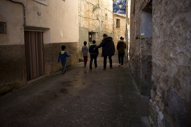 "La muestra intenta ser una mirada subjetiva pero muy intencionada de un fotógrafo en torno a una serie de comarcas de lo que podríamos llamar la España interior". "La muestra intenta ser una mirada subjetiva pero muy intencionada de un fotógrafo en torno a una serie de comarcas de lo que podríamos llamar la España interior".