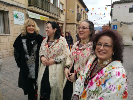 Nieves Herrero conversa con varias de las aguederas de la fiesta de Zamarramala Nieves Herrero conversa con varias de las aguederas de la fiesta de Zamarramala