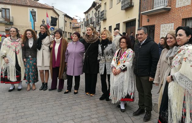 Todos los galardonados en la fiesta de San Águeda posan junto a varias aguederas y las autoridades al comienzo de la celebración de los actos centrales en Zamarramala Todos los galardonados en la fiesta de San Águeda posan junto a varias aguederas y las autoridades al comienzo de la celebración de los actos centrales en Zamarramala