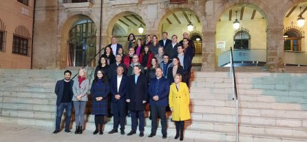Foto de familia del Consell con la corporación de Dénia. Foto de familia del Consell con la corporación de Dénia.