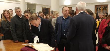 Ximo Puig leyendo el Título Original de Ciudad de Dénia. Ximo Puig leyendo el Título Original de Ciudad de Dénia.