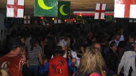 Ambiente y fiesta en el cuartelillo de los Pitrikis Ambiente y fiesta en el cuartelillo de los Pitrikis