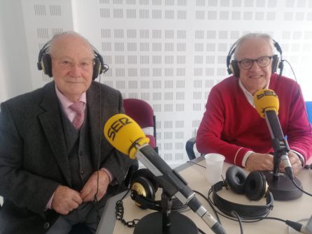 Santiago Aguado de la tienda "Los Ángeles" y Diego Lopa, autor de "Las Caras de Huelva" Santiago Aguado de la tienda "Los Ángeles" y Diego Lopa, autor de "Las Caras de Huelva"