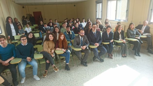 El consejero madrileño de Economía con los alumnos de Leganés El consejero madrileño de Economía con los alumnos de Leganés