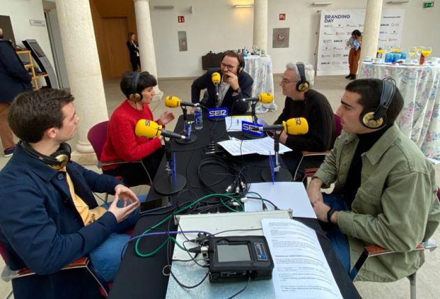 Álvaro Justribó, Adrián Ballester y María Jesús Espinosa de los Monteros conversan con José Manuel León y Ramón Medina en el programa especial Hoy por Hoy Córdoba con motivo del Branding Day. Álvaro Justribó, Adrián Ballester y María Jesús Espinosa de los Monteros conversan con José Manuel León y Ramón Medina en el programa especial Hoy por Hoy Córdoba con motivo del Branding Day.