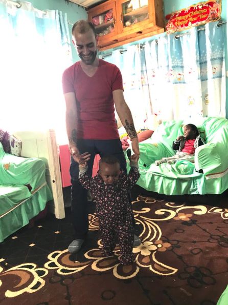 Víctor con uno de los bebés del orfanato Víctor con uno de los bebés del orfanato
