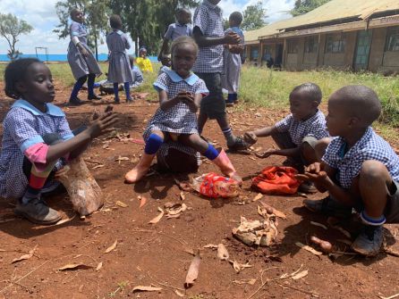 Los niños jugando en el exterior del colegio Los niños jugando en el exterior del colegio