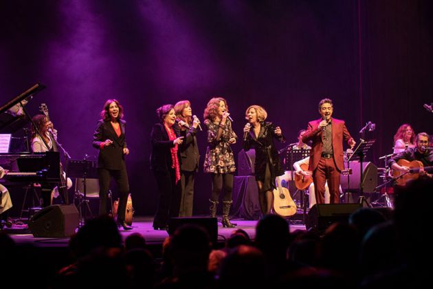 El artista cuenta en el disco con colaboraciones como las de Carmen Linares, Cristina Pato, Sole Giménez, María del Mar Bonet, Carmen París, Isabel Gemio, Las Migas y Blanca Marsillach. El artista cuenta en el disco con colaboraciones como las de Carmen Linares, Cristina Pato, Sole Giménez, María del Mar Bonet, Carmen París, Isabel Gemio, Las Migas y Blanca Marsillach.