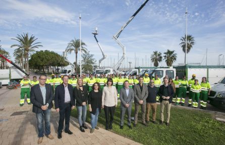 Los responsables municipales con los de la contrata de limpieza de Gandia Los responsables municipales con los de la contrata de limpieza de Gandia