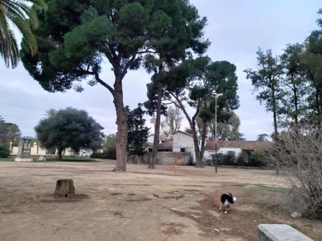 Trasera del restaurante, esta mañana con un vehículo de la Policía Local junto al eficio Trasera del restaurante, esta mañana con un vehículo de la Policía Local junto al eficio