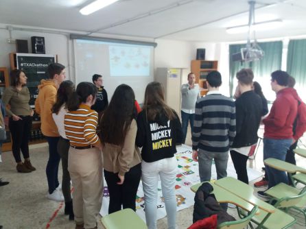 El profesor, Francisco Javier Carmona, al fondo, presenta uno de los talleres El profesor, Francisco Javier Carmona, al fondo, presenta uno de los talleres