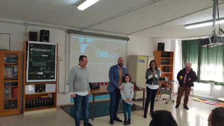 Momento en el que se entrega el premio a Lucia Carmona Momento en el que se entrega el premio a Lucia Carmona