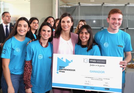 La reina Letizia junto al grupo de estudiantes que ha ganado el reto emprendedor de la Federación Princesa de Girona La reina Letizia junto al grupo de estudiantes que ha ganado el reto emprendedor de la Federación Princesa de Girona