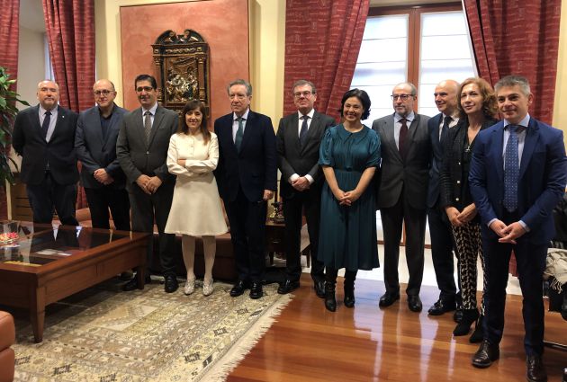 Iñaki Gabilondo junto a la presidenta de la Asociación de Periodistas de Ciudad Real, Mar Gómez Torrijos, a su derecha y el Rector, Miguel Ángel Collado, a su izquierda, junto a otras autoridades. Iñaki Gabilondo junto a la presidenta de la Asociación de Periodistas de Ciudad Real, Mar Gómez Torrijos, a su derecha y el Rector, Miguel Ángel Collado, a su izquierda, junto a otras autoridades.