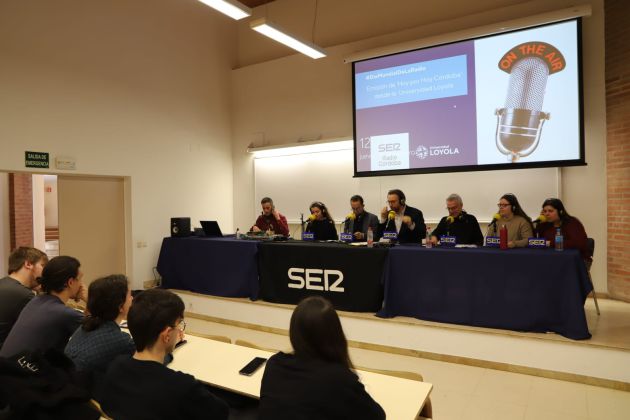 Edición especial del programa Hoy por Hoy Córdoba, desde la Universidad Loyola, con motivo del Día Mundial de la Radio. En la mesa, el profesor de radio, José María Martín y varias alumnas de comunicación. Edición especial del programa Hoy por Hoy Córdoba, desde la Universidad Loyola, con motivo del Día Mundial de la Radio. En la mesa, el profesor de radio, José María Martín y varias alumnas de comunicación.
