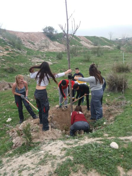 Alumnas del IES colaboran con los esscolares del colegio Virgen de Fátima Alumnas del IES colaboran con los esscolares del colegio Virgen de Fátima