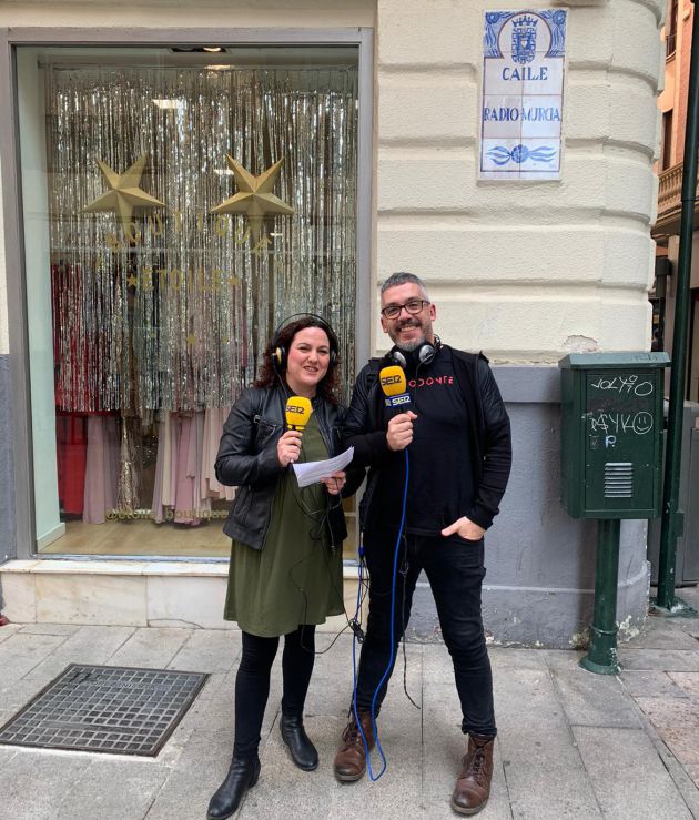 Maica Sánchez y Paco Sánchez segundos antes del inicio del programa Hoy por hoy con motivo del Día Mundial de la Radio Maica Sánchez y Paco Sánchez segundos antes del inicio del programa Hoy por hoy con motivo del Día Mundial de la Radio
