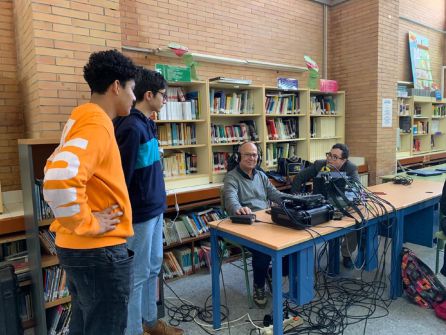 Alumnos del IES Macarena observando el trabajo de los técnicos de Radio Sevilla, Manolo Arenas y Borja Troya Alumnos del IES Macarena observando el trabajo de los técnicos de Radio Sevilla, Manolo Arenas y Borja Troya