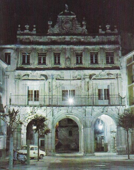 La Plaza Mayor de Cuenca de noche. Foto de 1966. La Plaza Mayor de Cuenca de noche. Foto de 1966.