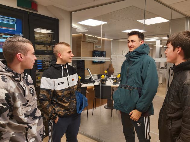 Los tres integrantes de la banda, a la izquierda, charlan en nuestras instalaciones Los tres integrantes de la banda, a la izquierda, charlan en nuestras instalaciones