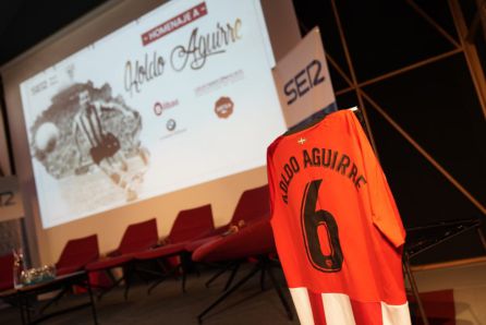 La camiseta con el 6 de Koldo Aguirre presidió el acto de homenaje La camiseta con el 6 de Koldo Aguirre presidió el acto de homenaje